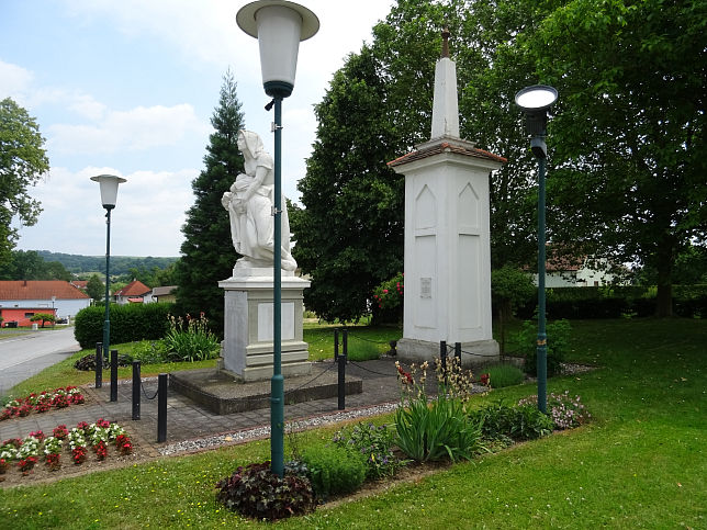 Markt Allhau, Kriegerdenkmal und Pranger